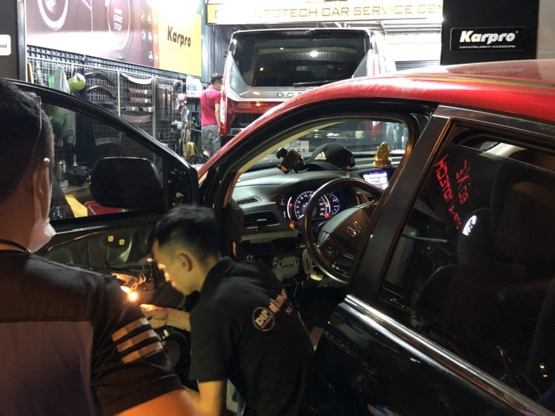 Kỹ thuật viên thi công lắp đặt màn hình ô tô & các hạng mục độ xe tại DOXE3S-WORKSHOP