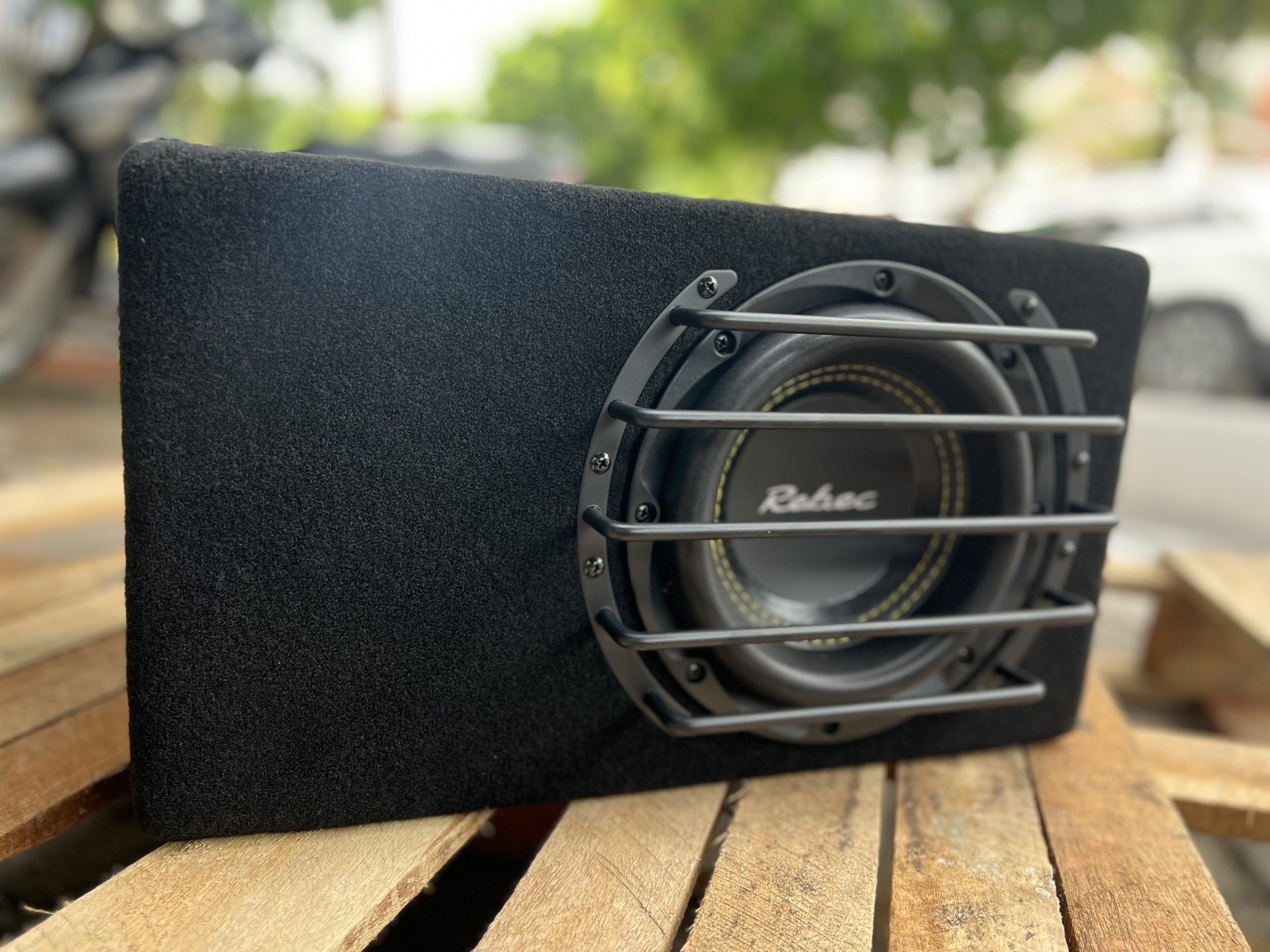 WA8 có thiết kế theo kiểu thùng Port cho dải Bass đậm và chắc