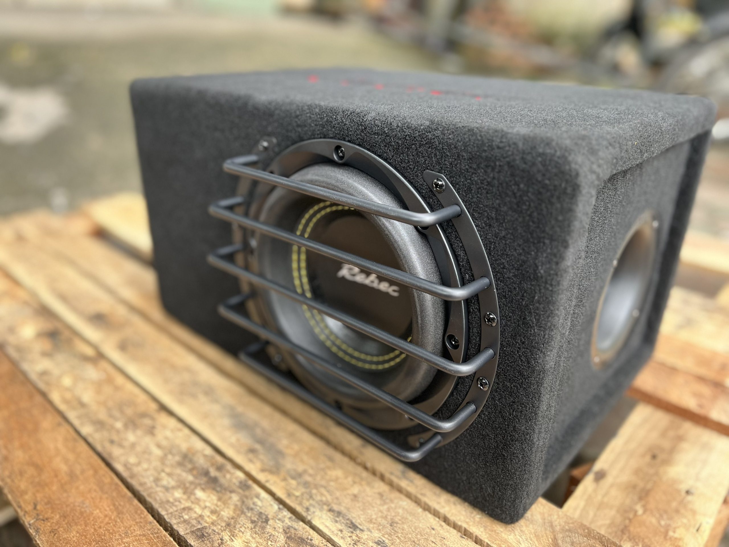 Rebec WA8 với kích thước 8 inch nhưng mạnh mẽ