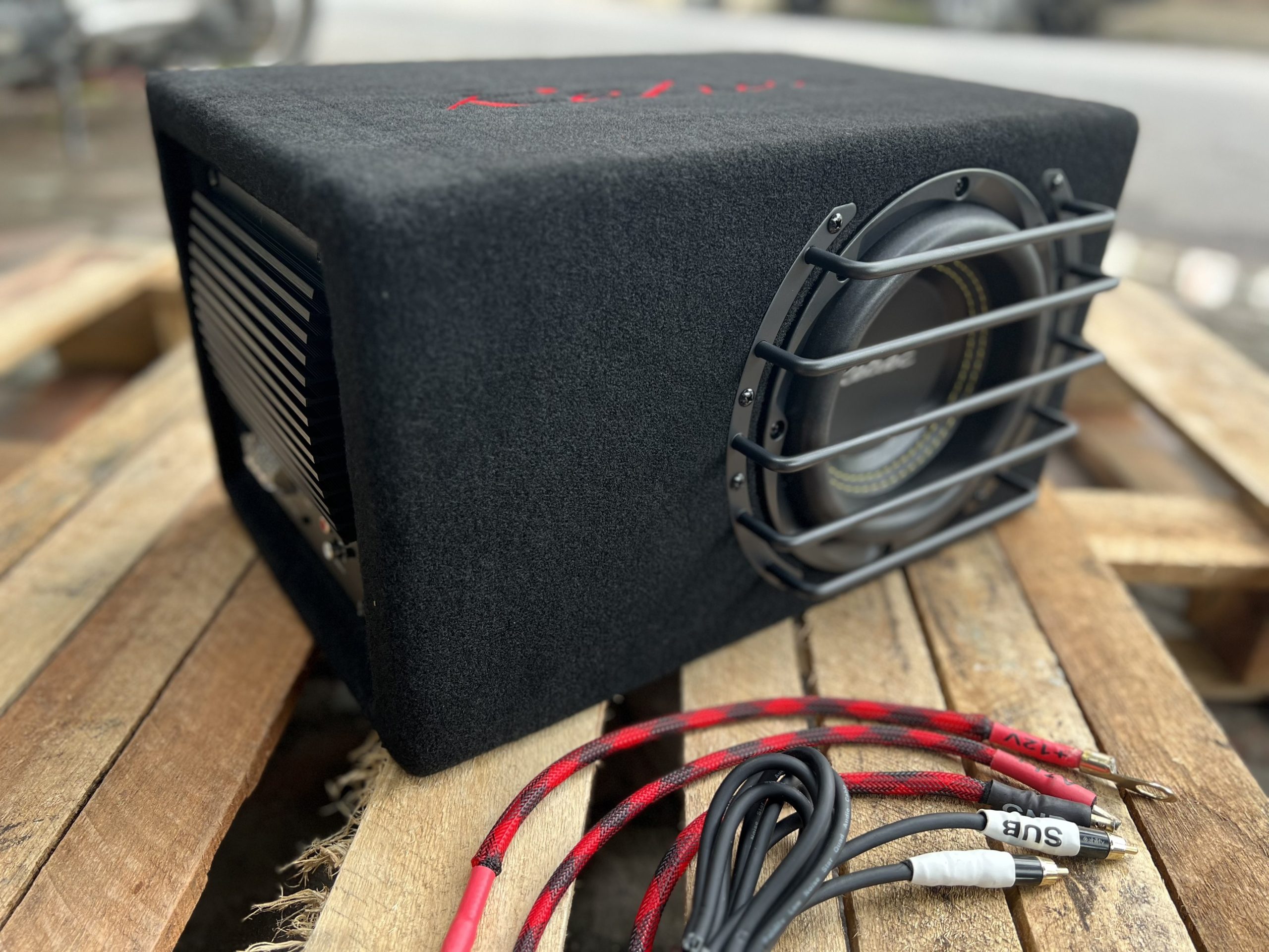 Amply được tích hợp sẵn trên vỏ thùng - cung cấp công suất 600w peak 