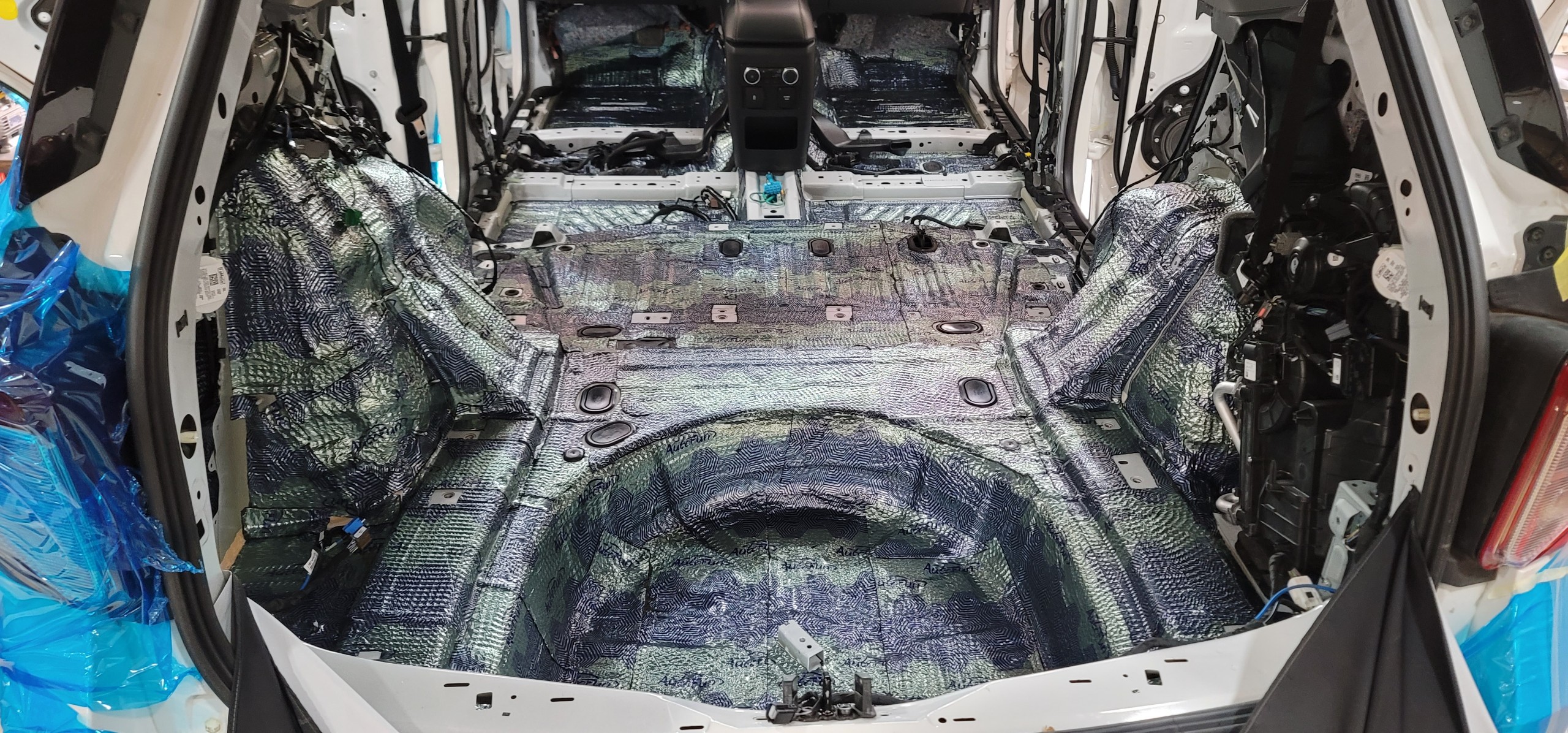 Thi công vật liệu cách âm AutoFun VDM M3HX khu vực sàn xe Ford Explorer