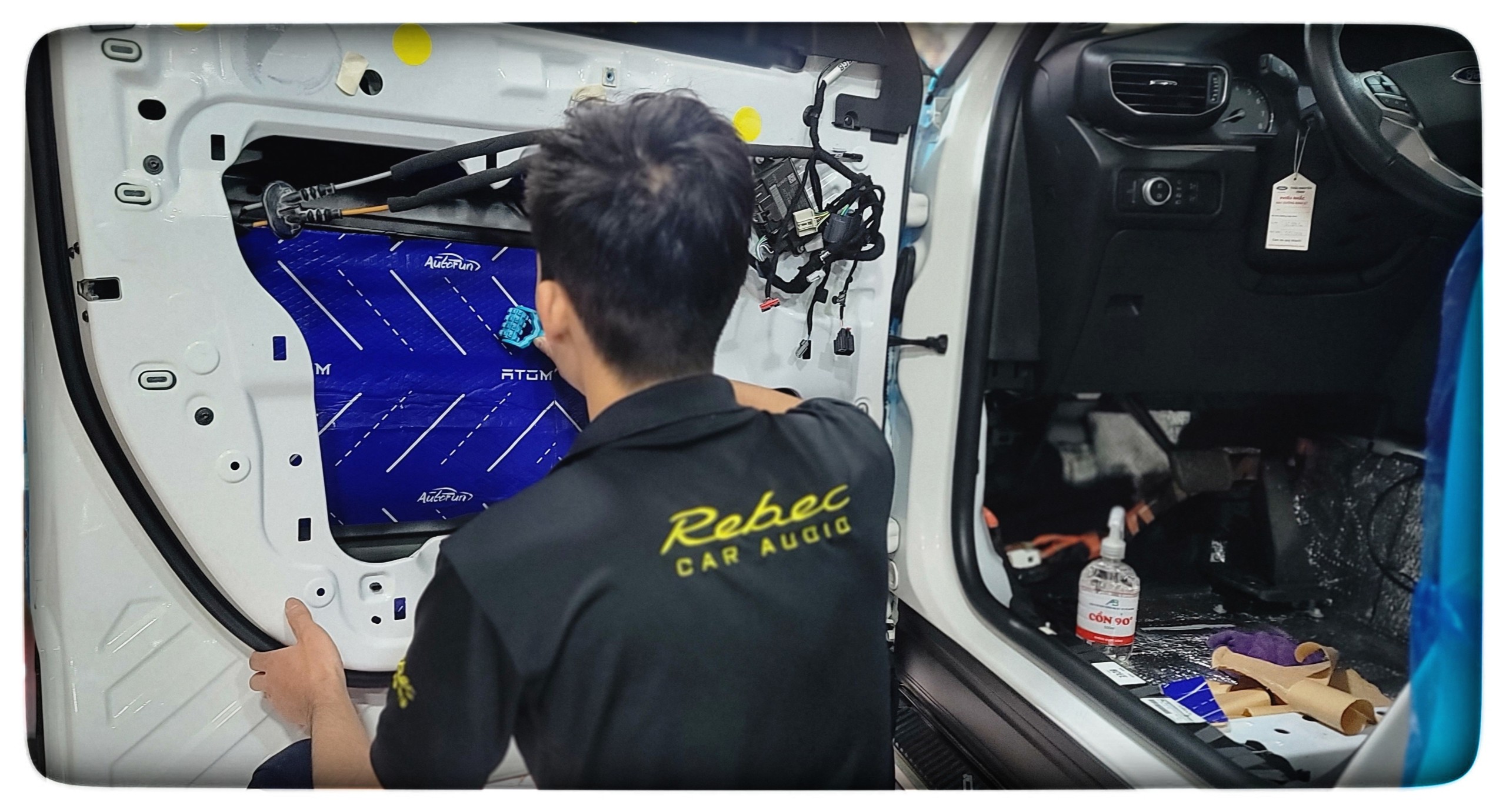 Phần cánh cửa được triển khai cách âm với vật liệu AutoFun ATOM 2.0 - giảm dao động cộng hưởng cho phần cánh cửa & tạo môi trường hoạt động lý tưởng cho hệ thống loa cánh cửa