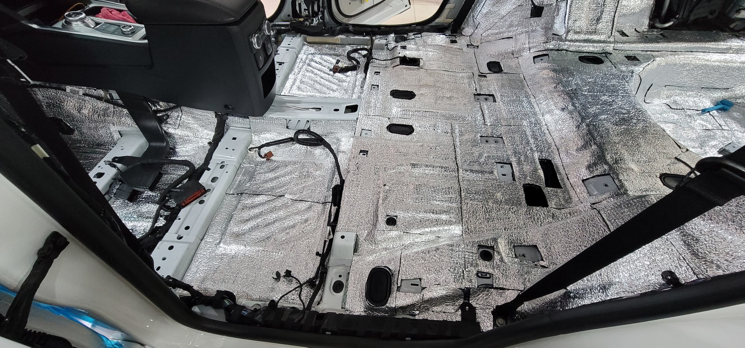 Triển khai lớp layer cách âm thứ 2 cho Explorer - Với vật liệu AutoFun SIM A4 - Một loại vật liệu có kết cấu dạng xốp bọt Closed Cell Foam có tác dụng ngăn cách âm thanh cực kỳ hiệu quả