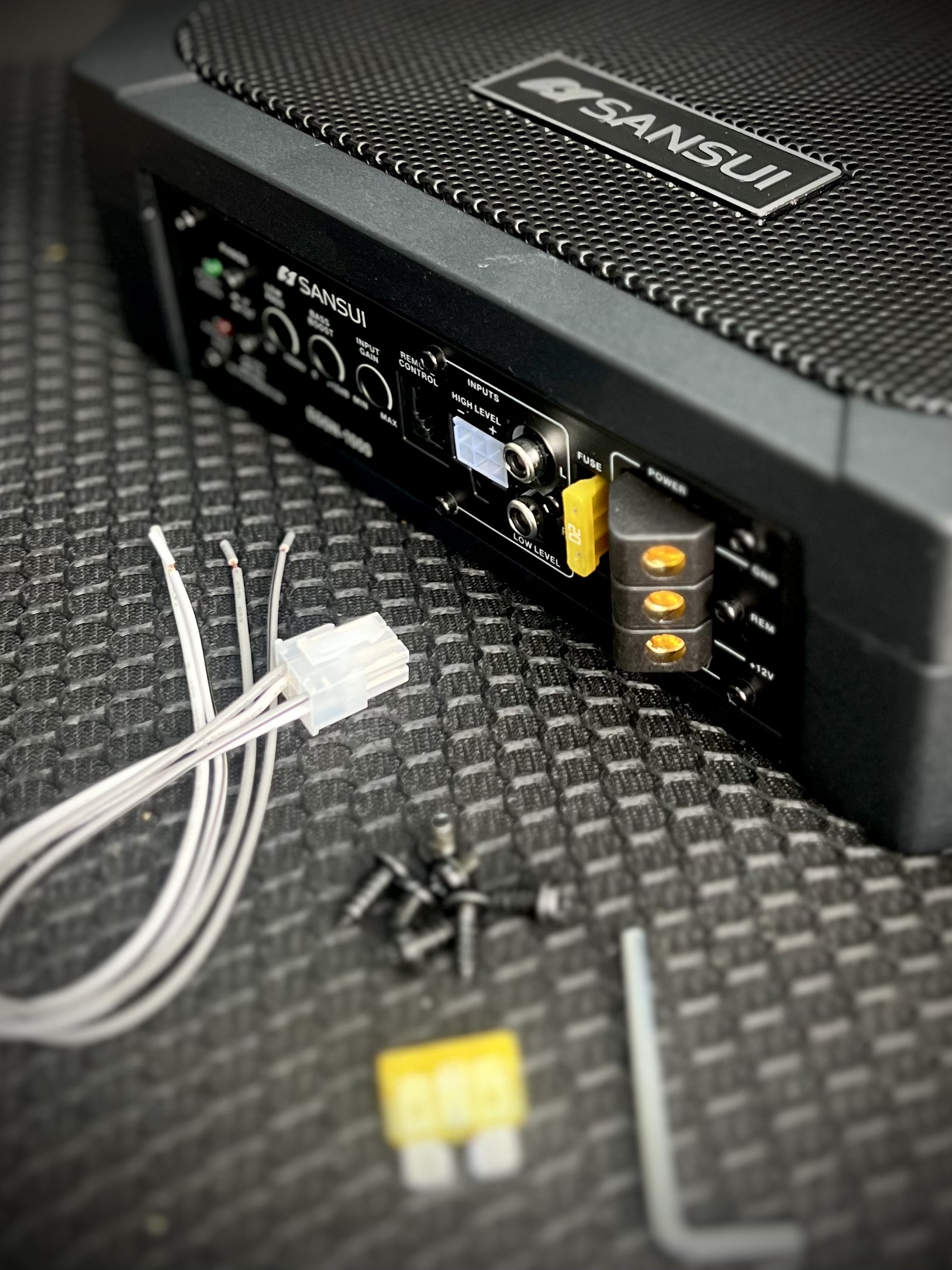 Phụ kiện đi kèm loa SUB oto Sansui 
