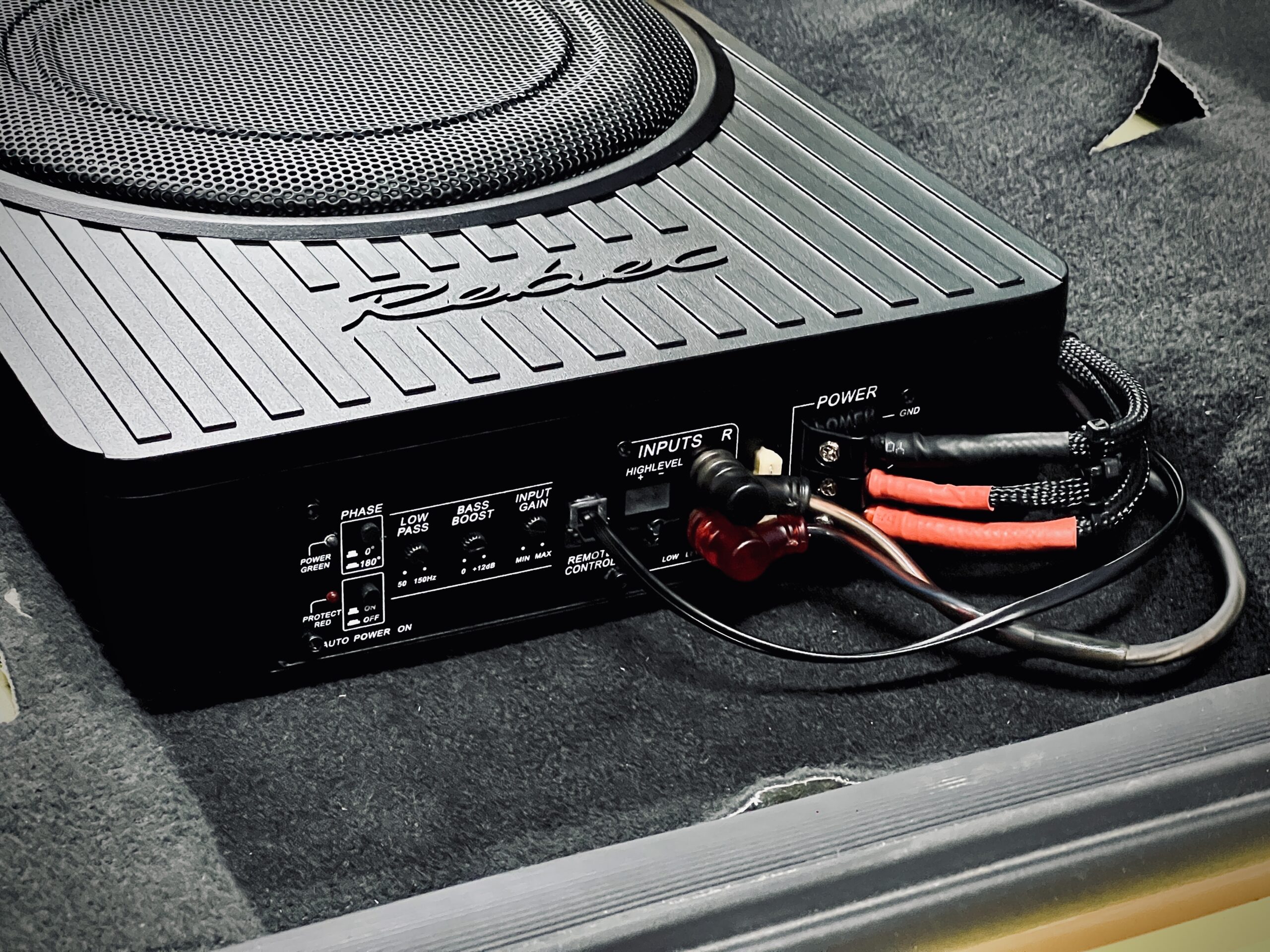 Các phím căn chỉnh vật lý - Giúp setup tối ưu dải Bass