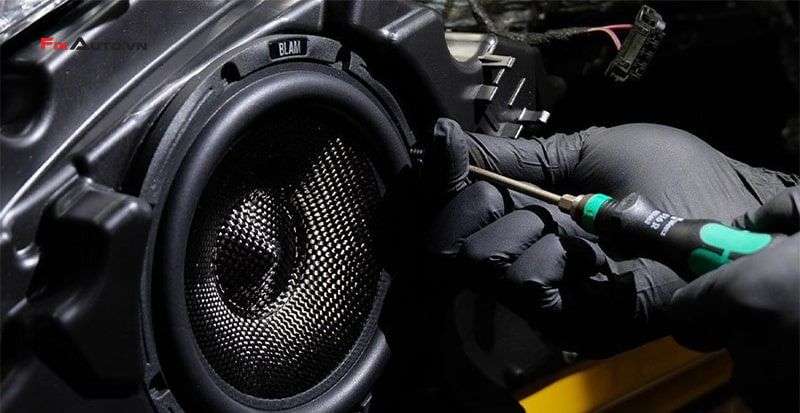 Nâng cấp loa sub cho ô tô để tăng dải bass mạnh mẽ